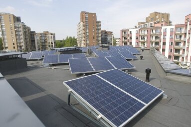 Daugiabučių gyventojai jau gali teikti paraiškas subsidijoms už saulės elektrinių įrengimą